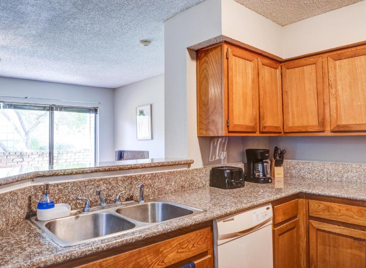 Lovely 2 Bedroom, 1 Bath Condo With Pools And Gym. Houston Buitenkant foto